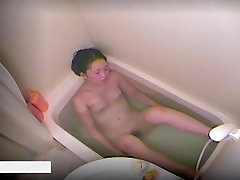 Azjatycki nastolatek się kąpie i nakręcony ukrytą kamerą