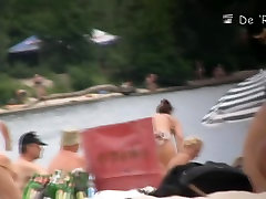 Modello bionda mostrando il suo culo su una dad an dau sex per nudisti
