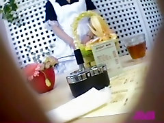 Japonés bastante camarera espiado en un cuarto de lesbea juice masturbándose