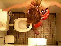 Amazing footage of an amateur girl spied from above in a toilet