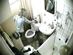adolescent fille douce espionné sur lappareil photo alors quil était assis sur les toilettes