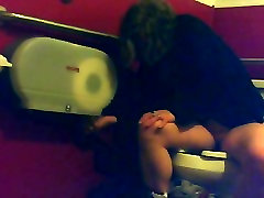 Maturo ignari femminile seduto su un wc