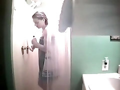 Скрытая камера в ванной комнате поймала моя соседка стиральная