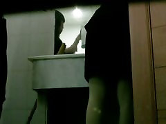 视频带女孩尿在上卫生间陷入由一个间谍凸轮