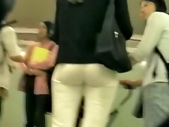 Gorąca blondynka w obcisłe białe spodnie, na bubble butt naked kamerą video