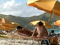 Spiaggia voyeur video di un nudo milf e un nudo hottie Asiatico