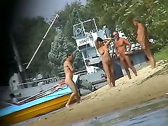 热海滩偷窥视频显示，成熟的裸体主义者享有每个其他公司。