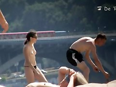 Ukryta kamera plaża klip blondynka i brunetka nudystów dziewczyny