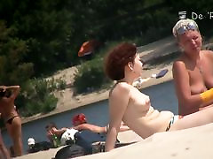胸部和屁股的成熟的裸体女人射击的海滩偷窥