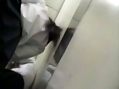 Legal teen upskirt movimiento impresionante culo in a high school bathroom