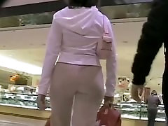 Sexy kobieta tyłek w dżinsach złapany na aparat podczas zakupów