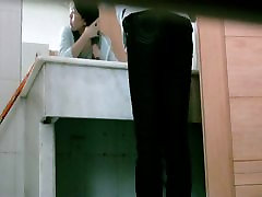 Magnifique Asian cutie pris sur les toilettes par une caméra espion