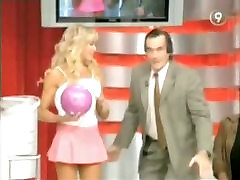 Sexy models give a peek videos porno de shiranui at hot ass bowling on TV