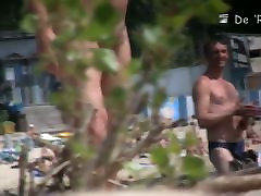 性感的裸体主义者的黑发的隐藏的海滩视频