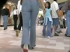Gorgeous brunette gleasse teen ass in jeans