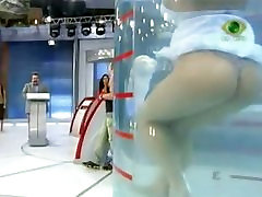 Wunderschöne tv-Wettbewerber wet upskirt