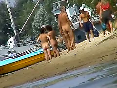赤裸裸的热辣妹在海滩码头