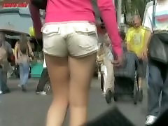 Largo de pierna modelo en pantalones cortos voyeur de la calle franco de descarga de vídeo