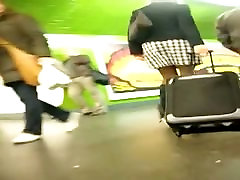 Heiße slutty Küken, gefolgt von einem up-Rock voyeur von der U-Bahn