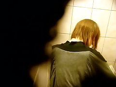 Skinny rothaarige mit kurzen Haaren, zeigt Arsch und nimmt einen pissen auf Toilette
