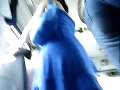 Upskirt porno de una mujer blanca con bragas blancas y un gran trasero en un autobús