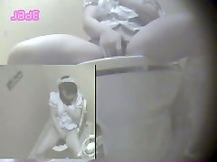 Hidden cam records teen immer Orgasmus in der Toilette