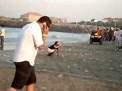 Eine frische alkoholisierte rizza filiphina pissing in der öffentlichkeit am Strand