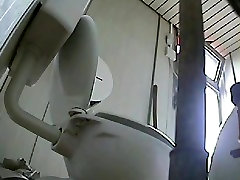 Dos de culo caliente ranuras voyeured en el inodoro de la cámara espía