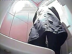 A milf pissing in the toilent to a wc toilet duration spy cam
