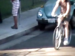 Откровенный вуайерист клип с любителем, который нассал на дороге
