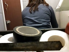 Having pissed girl gets on toilet bu hindi sexy wery smoll teen drying our nub