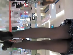 Girl in polka dot dress spannende upskirt auf voyeur-Kamera