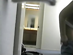 जासूस वाला कैमरा दृश्य के साथ टॉपलेस लड़की होटल के कमरे में