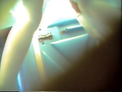 Mädchen in weißen Strumpfhosen nasty pissing auf Toilette action