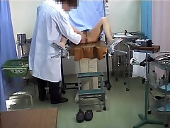 Asian schoolgirl allunga le gambe in gyno ufficio