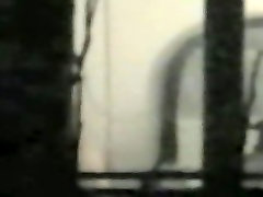 Voyeur thru fenêtre noir-et-blanc voisin de la vidéo