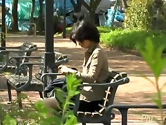 野生的裙子高利贷的视频在一个公园，在日本
