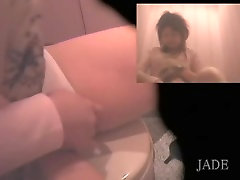Japanische teen versteckte Kamera masturbation Film in die Toilette