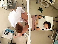 假阳具他妈的热的日本鬼子在她的医疗检查