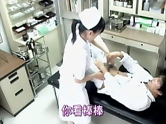 Głupi facet posuwa gorącą pielęgniarkę Япончика medycznej podglądaczem wideo