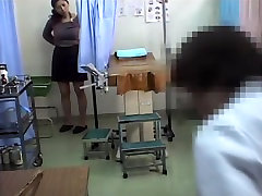 Tetona Jap consigue su coño perforado durante rizado coño examen