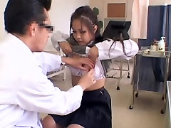 Corto Jap nena revela su jarras de hendidura y durante coño examen