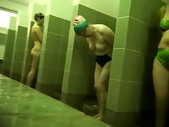 Cámaras ocultas en público en las duchas de la piscina 203