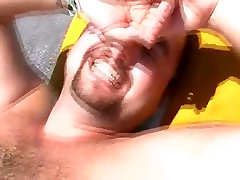 Skinny banyoda porno grup sunbathes in topless in HD video