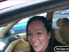 Reale amatoriale ragazza Natali Blu scopata dentro la sua auto per un po di soldi