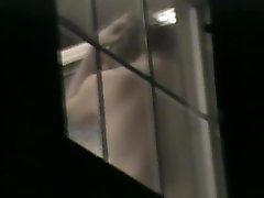 नग्न एमेच्योर वापस खिड़की के माध्यम से पकड़ा कैम पर