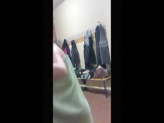 Сексуальная гимнастка мигает обнаженки в раздевалке