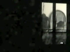 Okno podglądaczem przez czarno-biały sąsiad wideo