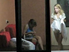 Brünette und blonde Mädchen voyeured durch hostel-Fenster