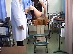 El ahumado en caliente Japonés gal perforados durante su coño examen